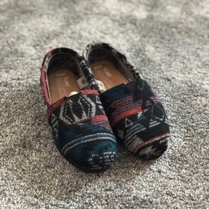 TOMS SLIP ON LINED SHOES SIZE 8.5